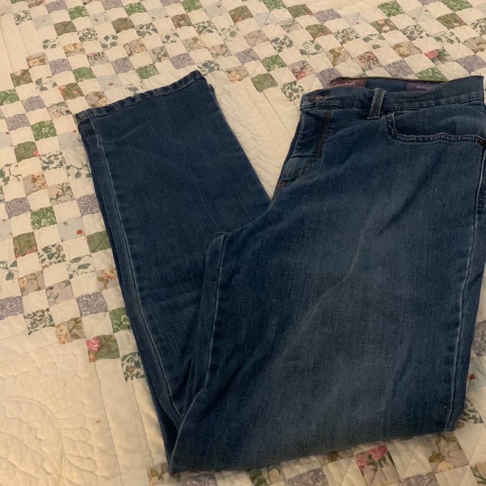Gloria Vanderbilt Amanda size 8 short denim jeans. In great used condition